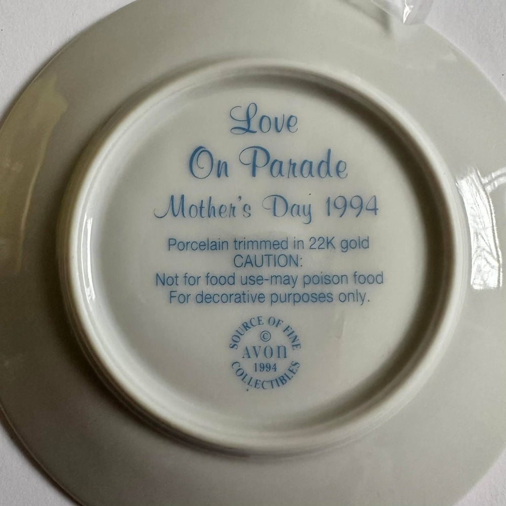 Avon Love On Parade Mother's Day 1994 Collector Plate with Display Stand - Picture 7 of 8